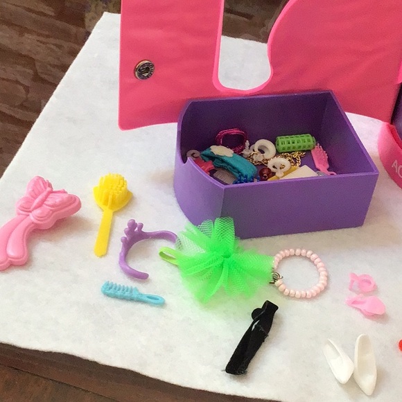 Vintage Barbie accessory case, 1992 accessories and over 20 pairs of shoes - Picture 6 of 8